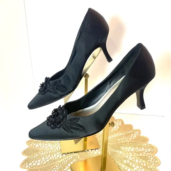Vintage Impo Black Satin Pointed Toe Beaded Floral Lace Evening Pumps kitt Heels - Picture 4 of 9